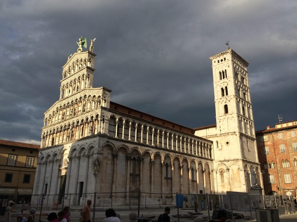 découvrez lucca, une ville charmante alliant histoire, culture et paysages magnifiques. explorez ses monuments, ses ruelles pittoresques et profitez d'une expérience unique en toscane.
