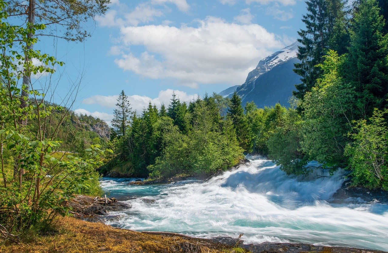 découvrez la cascade de munduk, un lieu naturel spectaculaire entouré de végétation luxuriante, idéal pour les amoureux de la nature et les randonneurs en quête d'aventure.