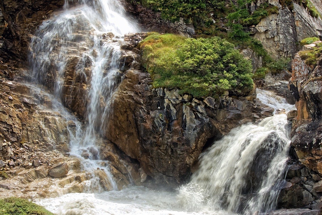 découvrez la beauté spectaculaire des cascades de munduk, un trésor naturel entouré de paysages luxuriants et de sentiers de randonnée enchanteurs.