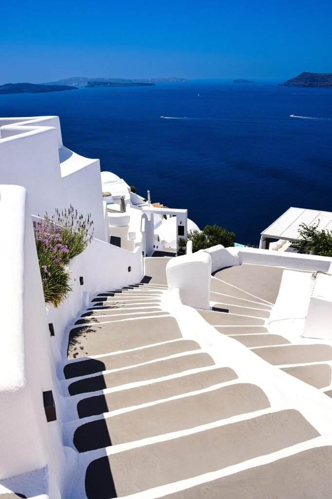 Mykonos Grèce : que faire sur l’île la plus festive des Cyclades ? découvrez mykonos, l'île grecque emblématique, célèbre pour ses plages paradisiaques, sa vie nocturne animée et ses villages pittoresques aux maisons blanches.