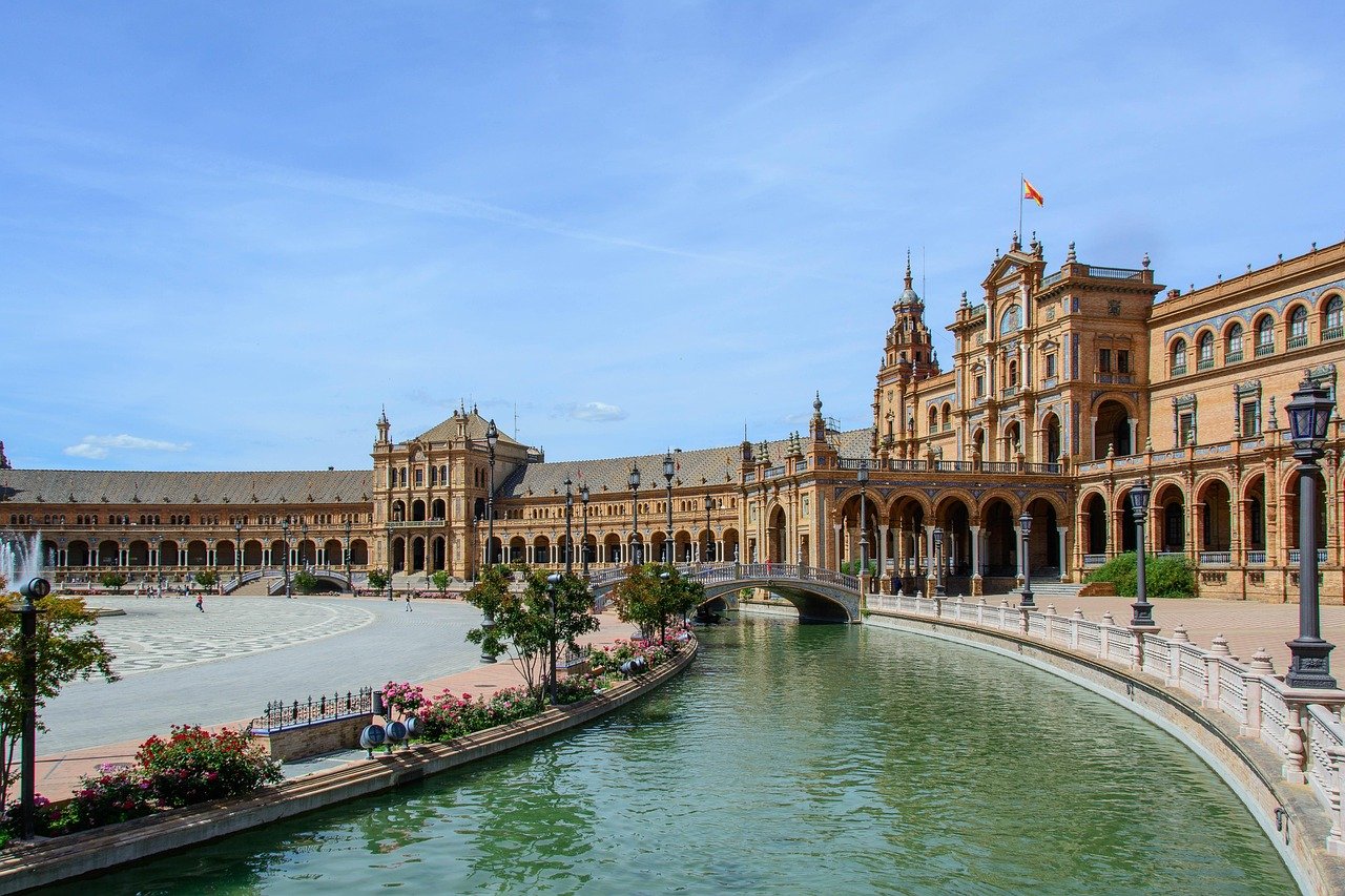 découvrez séville, la capitale vibrante de l'andalousie, riche en histoire, culture, gastronomie et monuments emblématiques comme la cathédrale et l'alcazar.