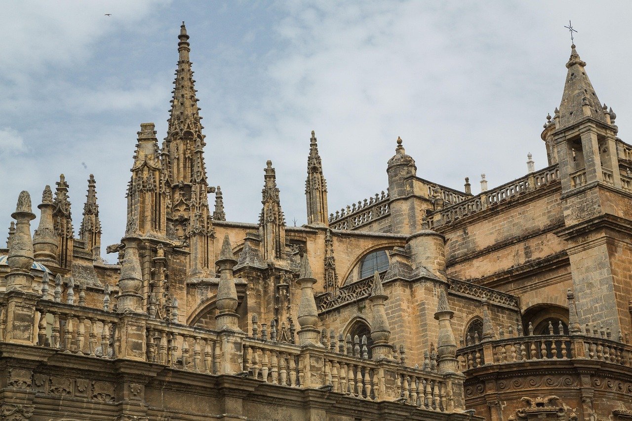 découvrez séville, la capitale vibrante de l'andalousie, riche en histoire, culture et gastronomie. explorez ses monuments emblématiques, ses ruelles pittoresques et profitez d'une ambiance chaleureuse toute l'année.