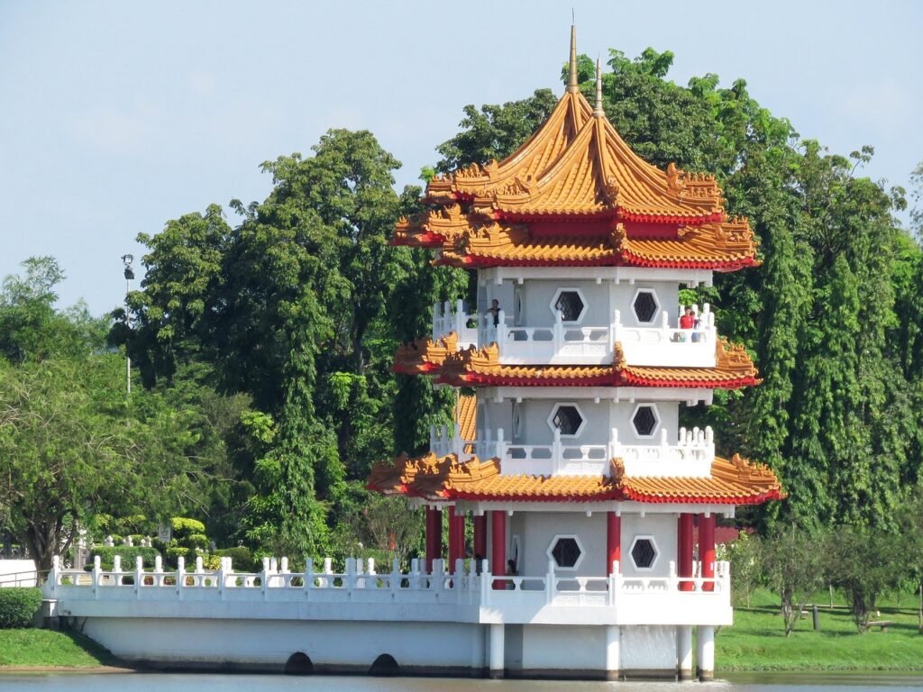 découvrez singapour, une ville-état dynamique alliant modernité, culture riche et paysages urbains impressionnants. explorez ses attractions emblématiques, sa cuisine variée et son mélange unique de traditions.