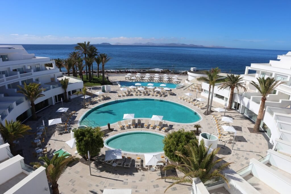 ☀️ Lanzarote 5★ dès 955 € : bord de mer, 5 bars & food truck !